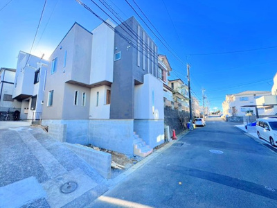 【前面道路含む現地写真】 | ◆横浜市緑区いぶき野新築◆ | ◆一戸建てを中心とした街並みが整然と続き、周辺は高い建物が建っていないので、緑の多い閑静な趣を感じる環境です。街並みや周辺環境も重要なポイントです！！