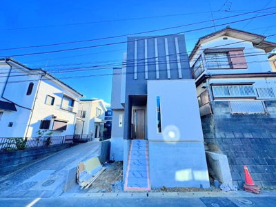 【外観】 | ◆横浜市緑区いぶき野新築◆ | ◆堂々たる趣ながら、主張し過ぎずどこか余裕を感じさせるシャープなフォルムで佇む邸宅は、晴天の空と照らし合わせる事で、本来あるべき完成形の姿を見せてくれます。