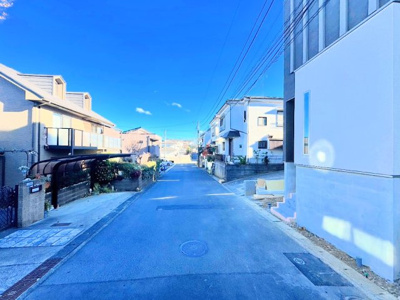 【前面道路含む現地写真】 | ◆横浜市緑区いぶき野新築◆ | ◆前面道路も幅員があり車の運転も安心！前面道路は閑静な住宅地。車通りの少ない道路です。お子様にも安心です。