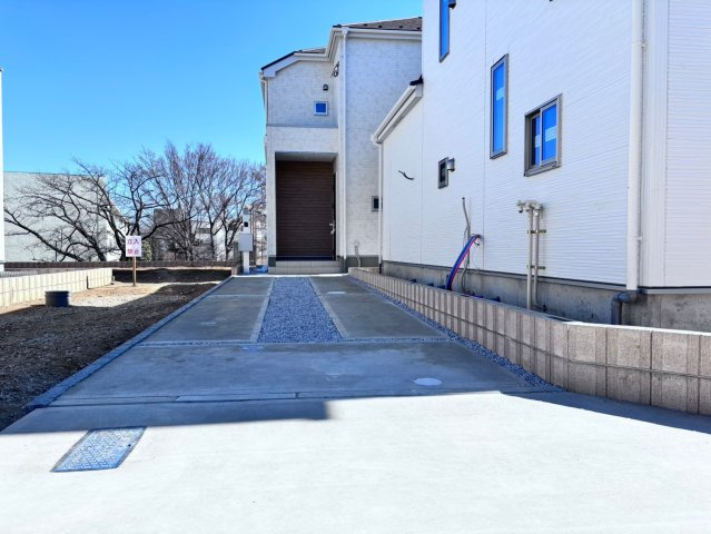 上尾市瓦葺　新築戸建　グラファーレ12期の駐車場