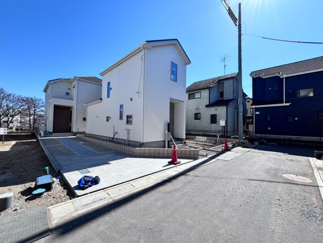 上尾市瓦葺　新築戸建　グラファーレ12期の前面道路含む現地写真