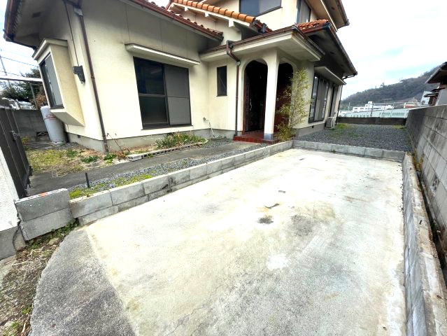 アウトドア好きな家族へ。庭が広いおうちの外観|広さゆとりの駐車スペースがあるので、お子様の自転車やバイク置き場にするスペースとしてもご利用いただけます。