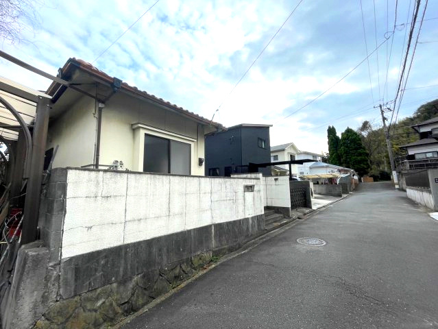 アウトドア好きな家族へ。庭が広いおうちの前面道路含む現地写真|毎日の暮らしを彩る生活利便施設をはじめ、豊富な自然環境なども身近に揃う、子育て世代も安心して暮らせる豊かな住環境。