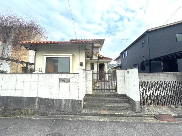 アウトドア好きな家族へ。庭が広いおうちの外観|穏やかで心豊かな暮らしがここから始まります。