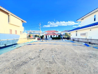 【前面道路含む現地写真】 | ◆横浜市青葉区荏田北　売地◆ | ◆爽やかな青空の下に贅沢なほどに降り注ぐ陽光、豊かな居住性と、クオリティが見事に調和した住空間は、住まうことの喜びを感じさせてくれます。ゆとりある広い敷地で開放的なお住まいです。