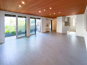 【居間・リビング】 | 独立キッチン付広々LDK！