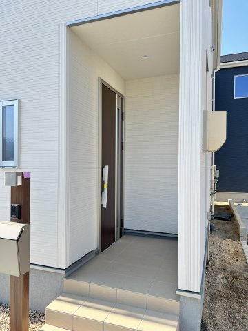 碧南市坂口町2期　新築住宅　４号棟のエントランス