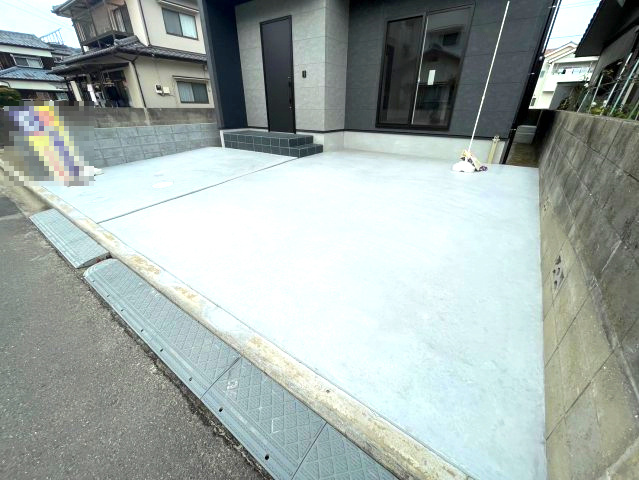 モノトーン外壁×モダン住宅×4LDK北斎院新築の駐車場|２台分駐車場スペース有り