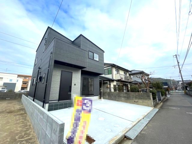 モノトーン外壁×モダン住宅×4LDK北斎院新築の前面道路含む現地写真|車の通り抜けもできないため、お子様が外で遊ばれていても安心感が御座います。