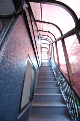 【その他】 | 鉄骨造の3階建て分離型2世帯住宅 | 1階から2・3階への階段　屋根付きのなので、雨が降っても濡れずに移動できますね。