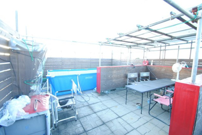 【その他共用部分】 | 鉄骨造の3階建て分離型2世帯住宅 | 屋上のBBQスペース　テレビも見えるようになっています。