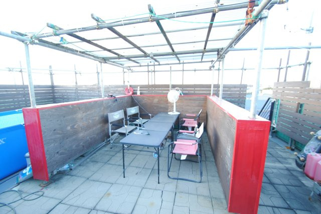 【その他】 | 鉄骨造の3階建て分離型2世帯住宅 | 屋上のBBQスペース