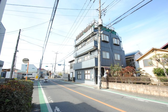 【前面道路含む現地写真】 | 鉄骨造の3階建て分離型2世帯住宅