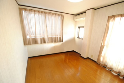 【洋室】 | 鉄骨造の3階建て分離型2世帯住宅