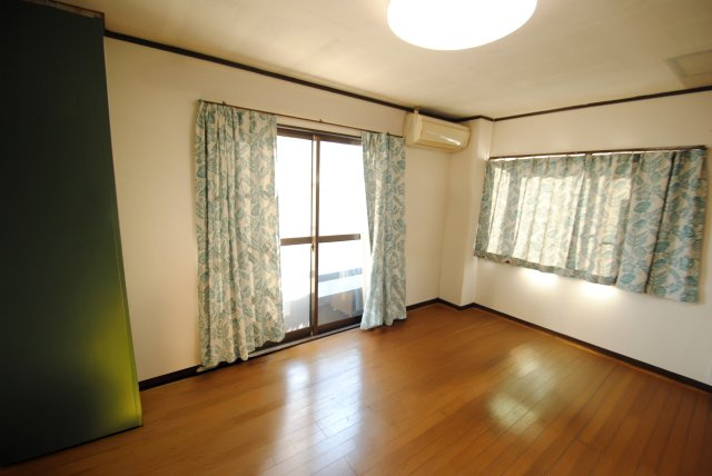 【居間・リビング】 | 鉄骨造の3階建て分離型2世帯住宅 | ※画像は家具消去のCG加工が行われております。