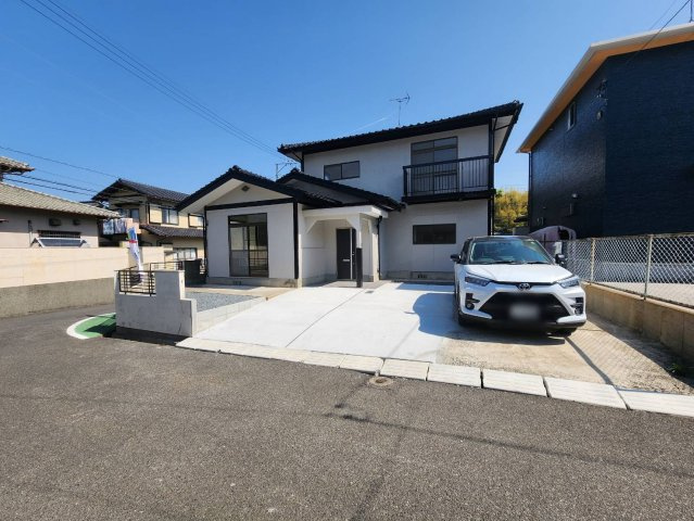 RESET HOUSE－リセットハウス－朽網西5丁目【小倉南区　中古戸建】の外観|駐車スペース並列3台可能です♪駐車場横に小さな庭付き♪【小倉南区　中古戸建】