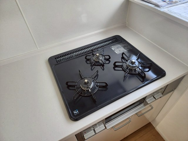 RESET HOUSE－リセットハウス－朽網西5丁目【小倉南区　中古戸建】のキッチン|同時調理可能な3口ガスコンロ♪【小倉南区　中古戸建】