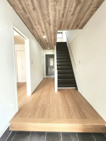 RESET HOUSE－リセットハウス－朽網西5丁目【小倉南区　中古戸建】の玄関|天井に木目のクロスを設えた玄関♪【小倉南区　中古戸建】