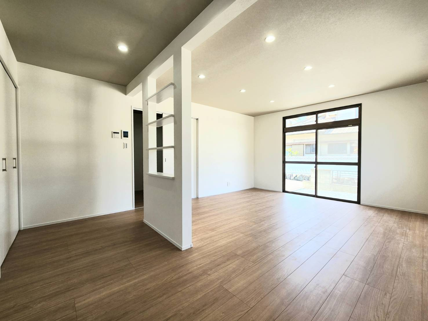 RESET HOUSE－リセットハウス－朽網西5丁目【小倉南区　中古戸建】の居間・リビング|リビングはソファダイニングがオススメ♪オールダウンライトです♪【小倉南区　中古戸建】