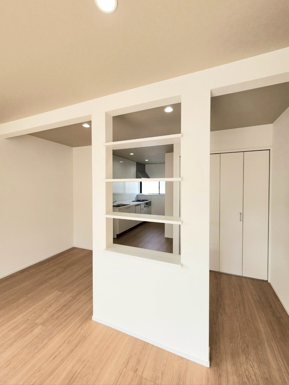 RESET HOUSE－リセットハウス－朽網西5丁目【小倉南区　中古戸建】の居間・リビング|キッチンを隠せるハイドニッチ♪生活感が隠せます♪【小倉南区　中古戸建】