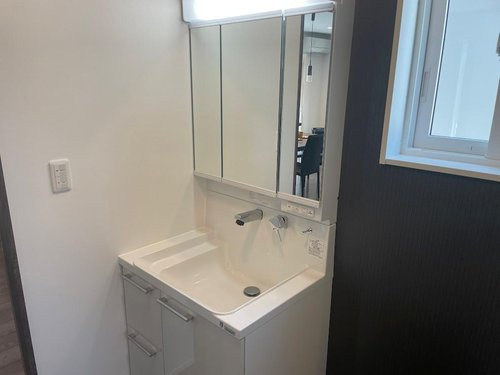 【独立洗面台】 | 東根市神町西モデルハウス | 三面鏡の洗面台は、スタイリッシュなだけでなく収納力もあります。
