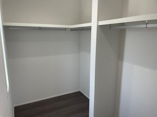 東根市神町西モデルハウスの収納|ハンガー収納でお洋服もシワなしです。