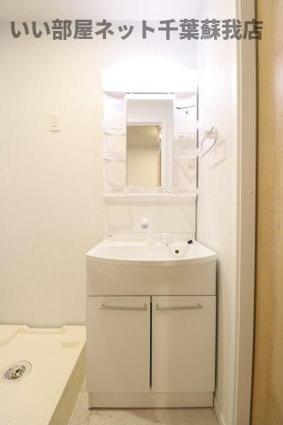 クアトロ本千葉 の洗面所|明るい洗面所です