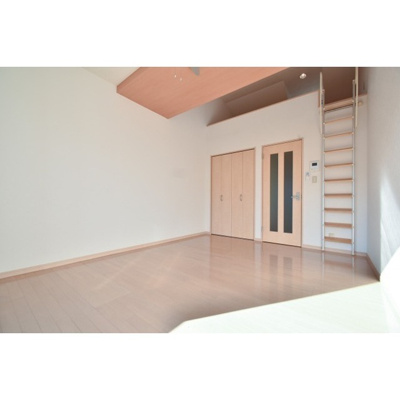 【居間・リビング】 | シャルダン・ベルⅡ | こちらのリビングで趣味の時間をお楽しみください