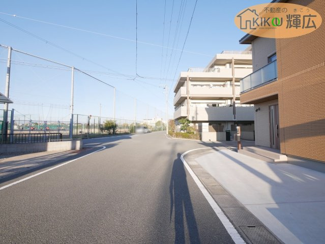 【前面道路含む現地写真】 | 明石市二見町西二見駅前3丁目　中古戸建