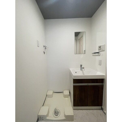 【独立洗面台】 | BROAD新うめきたRESIDENCE | 独立洗面台、小物を置くことができて便利です