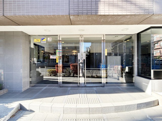 【エントランス】 | オートロックを備えた、マンションのエントランス。やはりセキュリティの観点は欠かすことができません。皆様を“安全”に送り出し、出迎えてくれます。～即日のご見学可能～　お問合せはお気軽にどうぞ。