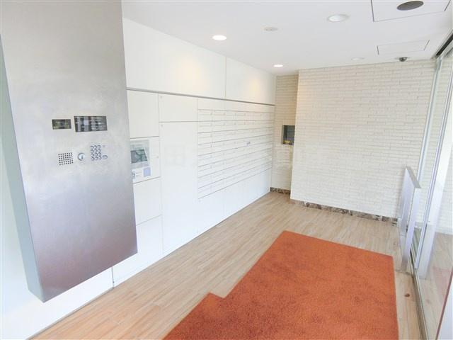 Mia CasaⅡ(ミアカーサツーのエントランス|防犯カメラ+TVモニター付オートロック宅配BOXメールBOX管理人室