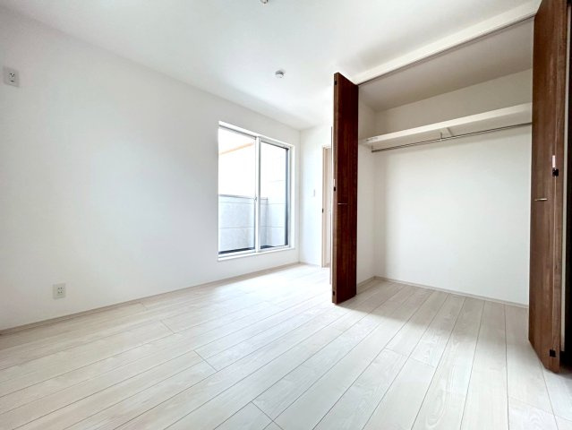 ファーストタウン　一宮市多加木３丁目第１　全３区画分譲の洋室|木目の美しさを際立たせるシンプルデザインの建具、室内に落ち着きと安らぎを与えてくれます。