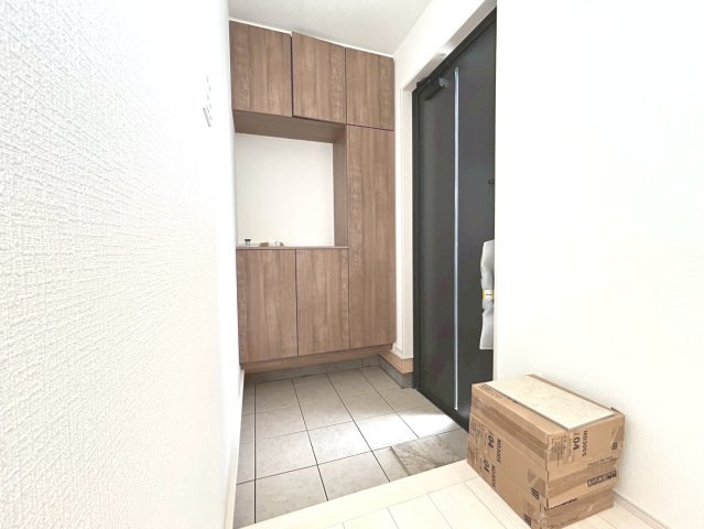 ファーストタウン　一宮市多加木３丁目第１　全３区画分譲の玄関|大容量のシューズ収納付きで玄関周りもすっきり！玄関ドアからの光が玄関ホールを明るくしてくれます。