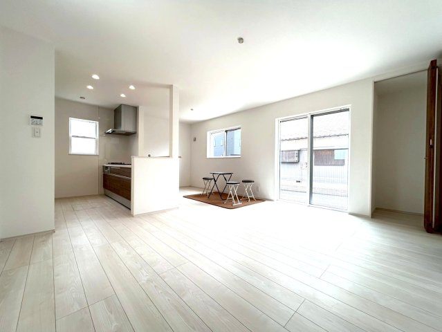 ファーストタウン　一宮市多加木３丁目第１　全３区画分譲の居間・リビング|フローリング材は床材に受ける様々な傷や、温度・湿度変化によるクラックの発生を大幅に抑える特殊加工。