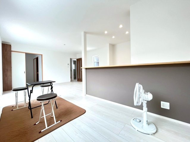 ファーストタウン　一宮市多加木３丁目第１　全３区画分譲の居間・リビング|フローリング材は床材に受ける様々な傷や、温度・湿度変化によるクラックの発生を大幅に抑える特殊加工。