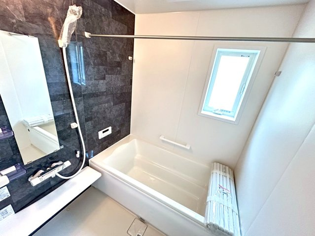 ファーストタウン　一宮市多加木３丁目第１　全３区画分譲の浴室|明るく清潔なバスルームで、浴室暖房乾燥機標準装備。使い勝手の良いお風呂空間を提供しています。