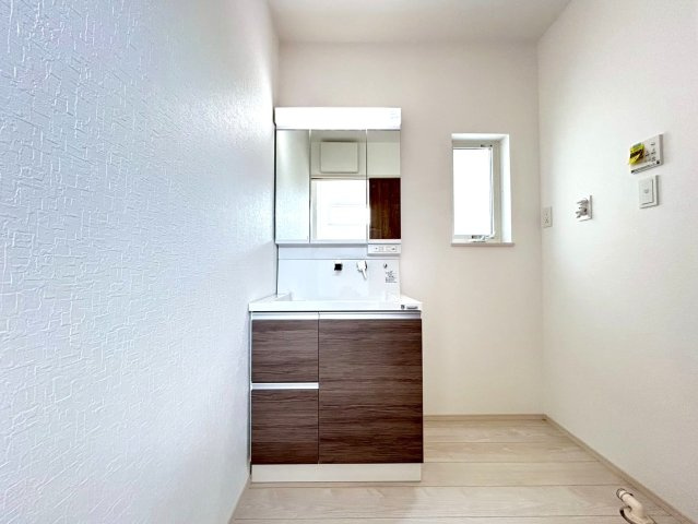 ファーストタウン　一宮市多加木３丁目第１　全３区画分譲の独立洗面台|ミラー扉の内側がすべて収納スペースになっています。リフトアップシャワーを採用し両手が自由に使えます。