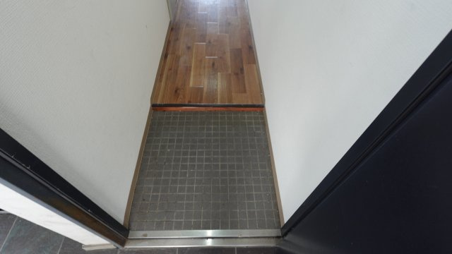 プラスパー東雲の玄関|収納もある玄関です