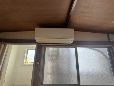 【設備】 | 明美マンション | 備え付けのクーラーになります