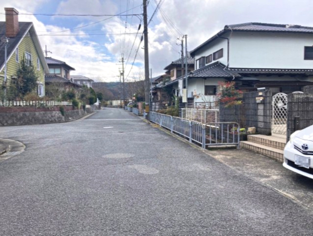大阪府豊能郡豊能町希望ケ丘6丁目の前面道路含む現地写真
