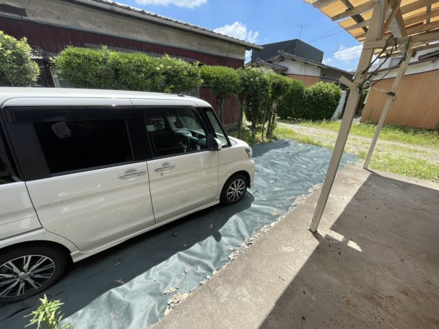 野中町貸家Bの駐車場