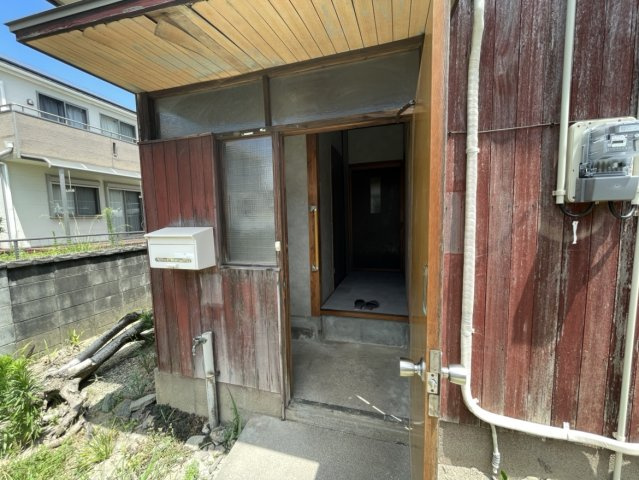 野中町貸家Bの玄関
