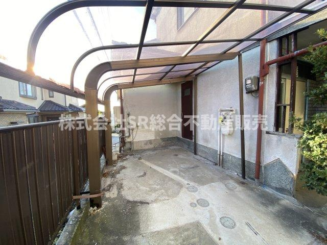 日下町２丁目中古戸建の駐車場|カーポート付き駐車場があるので、車を買う予定の方も安心です