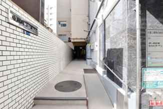 【エントランス】 | お客様を、そして住人を出迎えてくれるマンションのエントランス。ゴミが落ちていないことからも、管理状態の良さや住民の節度の高さが見て取れます。～即日のご見学可能～　お問合せはお気軽にどうぞ。
