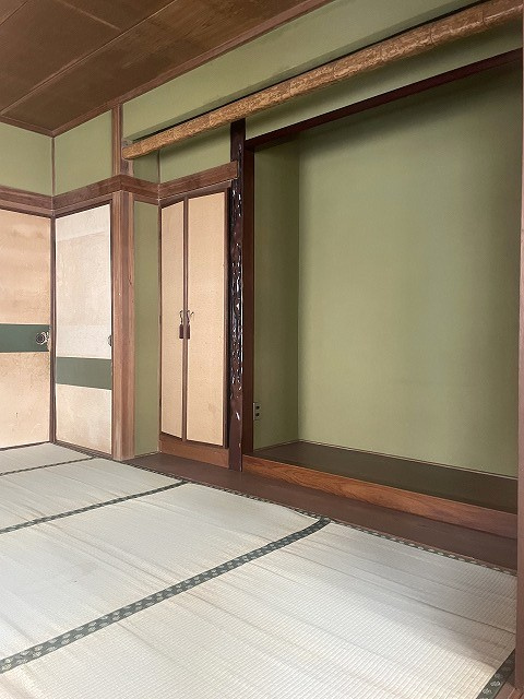 青崎2丁目　一戸建ての和室|床の間の和室約8帖。こたつを置けば居間に、布団を敷けば寝室になる汎用性の高い和室メインの間取りです。
