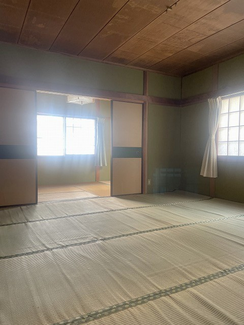 青崎2丁目　一戸建ての和室|1階和室は2室合せて広々約15.5帖！大人数の集まりや離れて住む家族が寝泊まりする際にも困りません。