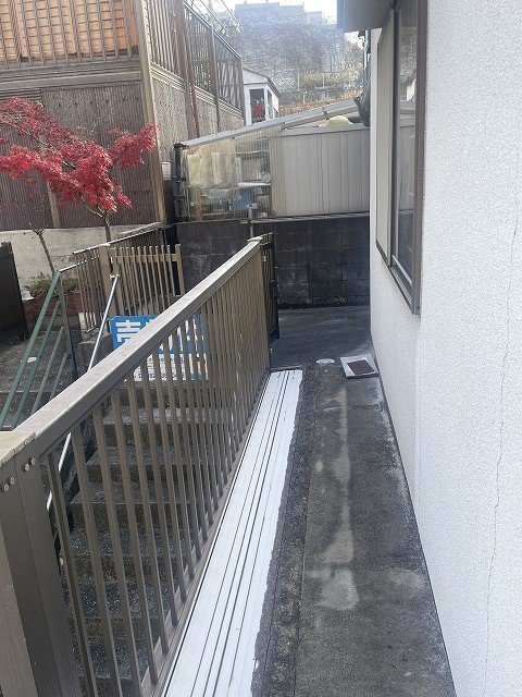 青崎2丁目　一戸建てのその他|玄関前のスペースもゆとりがあり、四季折々の鉢植えなどを楽しめそうです。