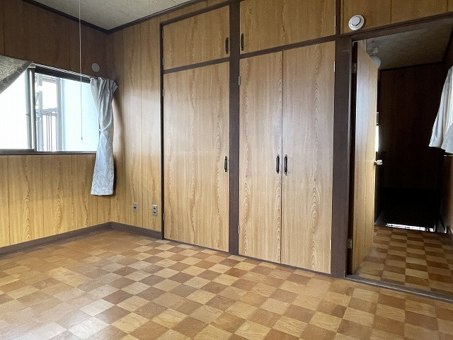 青崎2丁目　一戸建ての洋室|2階の洋室にも天袋付きの押入が備わっています。クロスや床の張替えなどリフォームのご相談も承ります！