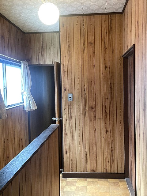 青崎2丁目　一戸建てのその他|2階廊下の画像です。廊下にも窓があるため、空気の入れ替えも簡単にできます。